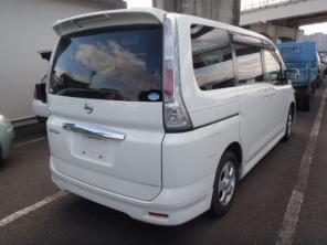 Nissan serena 2006 5000$